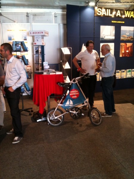 foto stand L.J. Harri Auteurs Rondje Oostzee geven informatie